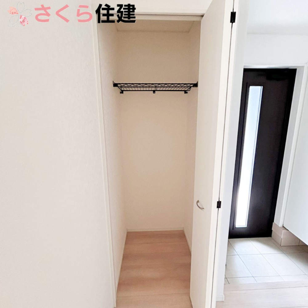 那須塩原市上厚崎第７の収納|玄関横にはクローゼットも完備。掃除機やちょっとしたお荷物も仕舞えそうです。