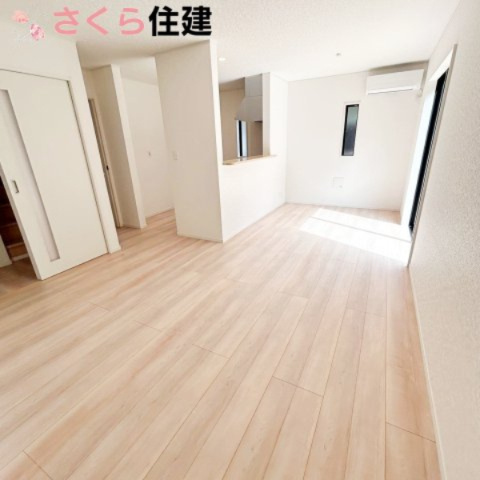 那須塩原市上厚崎第７の居間・リビング|明るいLDKは16帖。対面キッチンで家族の様子を見ながらお料理が出来ます。