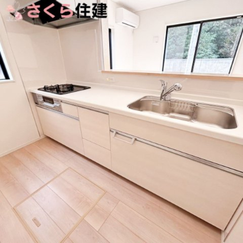 那須塩原市上厚崎第７のキッチン|台収納システムキッチン、三口ガスコンロ仕様です。床下収納庫があるので非常食や調味料ストックも仕舞えます。