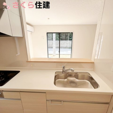 那須塩原市上厚崎第７のキッチン|たくさん陽が入ってとても明るいリビングです。