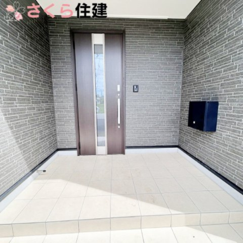 那須塩原市上厚崎第７の玄関|玄関はダークグレーの木目調の玄関。ポスト付きです。