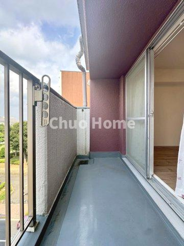 グリーンハイツ金町のバルコニー|【バルコニー】幅もあって、奥行きもあるゆとりのバルコニー。洗濯物を干したり乾かしたりだけでなく、ただ出てみるだけでも気持ちいいですよ。