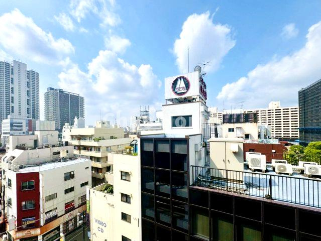 グリーンハイツ金町の展望|手を伸ばせば、ふれることが出来そうな環境が、そのままインテリアになったような印象です。その豊かな眺望にふさわしい空間には、通風・採光にも優れ、心地よい光と風があふれています