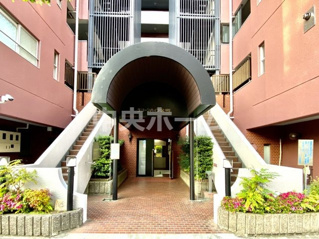 グリーンハイツ金町のエントランス|【エントランス】マンションのエントランスは、その物件の印象を決める、顔とも言える場所です。毎日通る場所ですからきれいなのが一番です。エントランス内はオートロックですので暮らしの安全も確保されています。