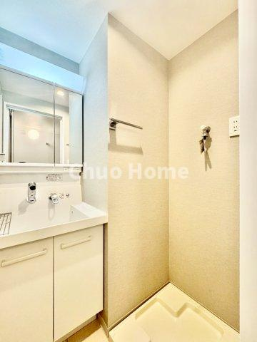 グリーンハイツ金町の脱衣所|【洗面所】明るい洗面所は朝をすっきりさせてくれる空間です。バタバタしている忙しい朝でも収納が多い洗面台では短い時間で効率良く支度ができます。