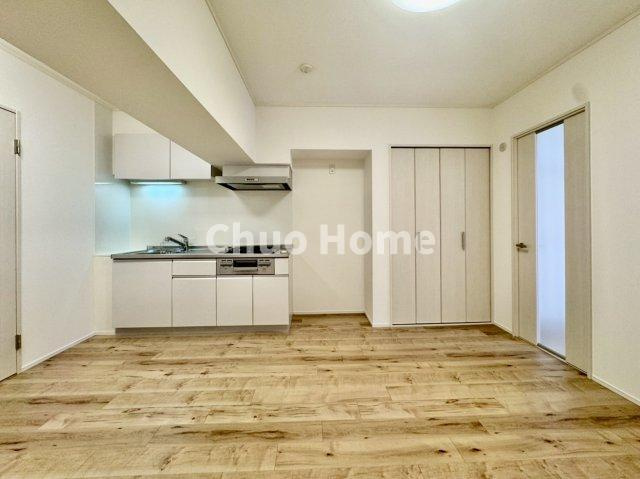 グリーンハイツ金町の居間・リビング|【リビングダイニング】一日の中で多くの時間を過すことになるリビングダイニングだからこそ、いつも穏やかな空間であることが必然。爽やかな通風と採光を存分に感じる事が出来る空間です。