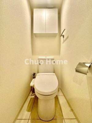 【トイレ】 | グリーンハイツ金町 | 【トイレ】 収納スペースをしっかりと確保した温水洗浄便座機能付きトイレ。温水洗浄便座は清潔にお使いいただくための大切なアイテムです。