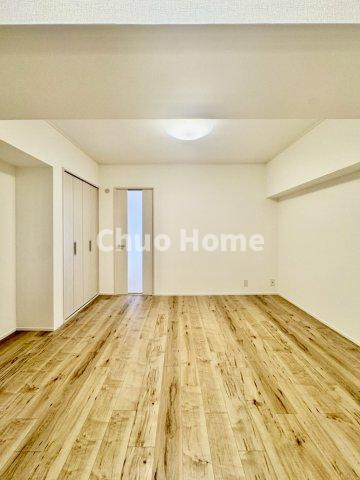 グリーンハイツ金町の洋室|【洋室】快適に過ごす条件は、一人ひとり違います。だからこそ飾り過ぎないシンプルな内装と偏り過ぎないデザインで統一しております。居住していく中でオーナー様だけの【マイホーム】に創り上げて下さい