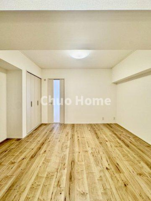 【洋室】 | グリーンハイツ金町 | 【洋室】快適に過ごす条件は、一人ひとり違います。だからこそ飾り過ぎないシンプルな内装と偏り過ぎないデザインで統一しております。居住していく中でオーナー様だけの【マイホーム】に創り上げて下さい