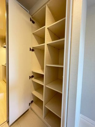 DIPS十条仲原WESTの玄関