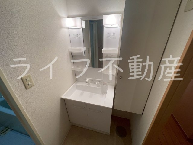 グドゥウエル新石切の独立洗面台|独立洗面化粧台が付いています