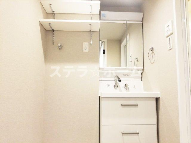 グリーンコーポ江坂第3の独立洗面台|朝の支度にも助かる、独立の洗髪洗面化粧台