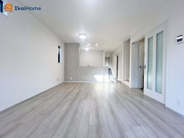 明石市松が丘3丁目　A号棟　新築戸建の居間・リビング|【ホームページに現地動画掲載中】●年中無休：当日予約可●18帖あるLDKだからこそ開放感があります。