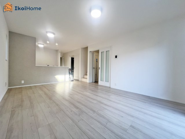 明石市松が丘3丁目　A号棟　新築戸建の居間・リビング|【ホームページに現地動画掲載中】●年中無休：当日予約可●リビングは長方形で家具を配置しやすい間取り。