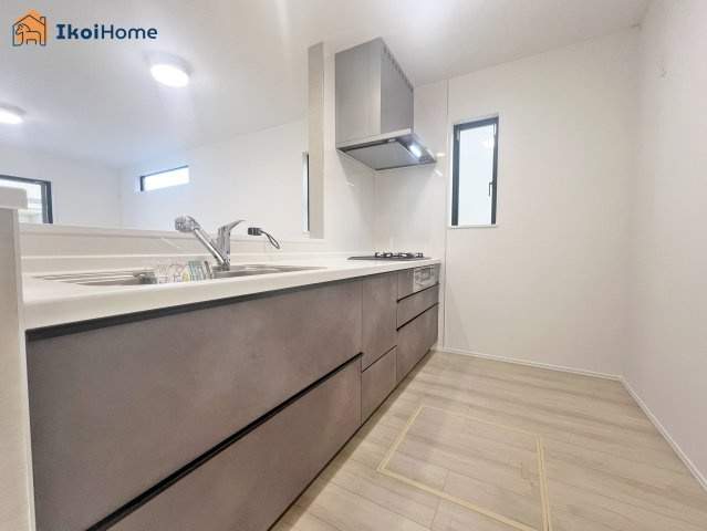 明石市松が丘3丁目　A号棟　新築戸建のキッチン|【ホームページに現地動画掲載中】●年中無休：当日予約可●人気の対面式のキッチンで明るい！