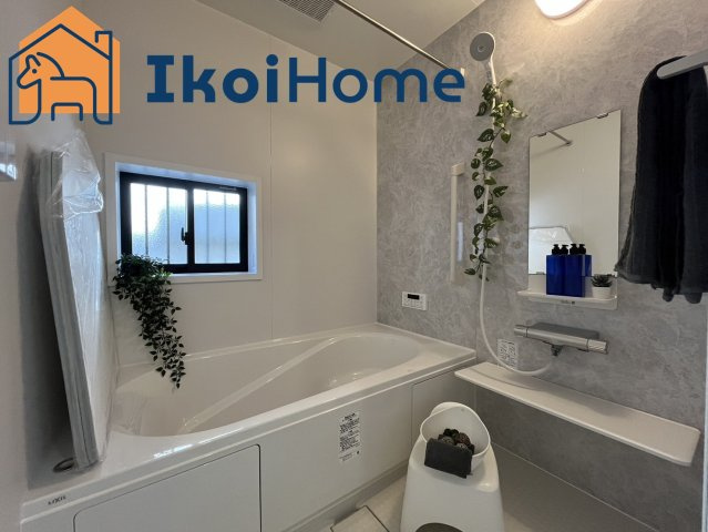 明石市松が丘3丁目　A号棟　新築戸建の浴室|◆同社施工例◆小窓があり換気良好の浴室です。清潔な空間を保てます。