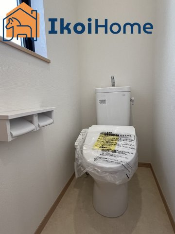 明石市松が丘3丁目　A号棟　新築戸建のトイレ|◆同社施工例◆1階・2階にウォシュレット、暖房便座、脱臭機能を標準装備のトイレを完備！