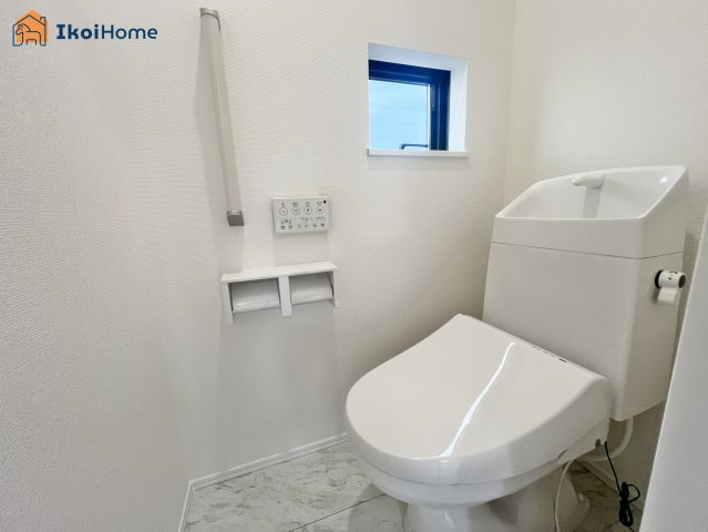 明石市松が丘3丁目　A号棟　新築戸建のトイレ|【ホームページに現地動画掲載中】●年中無休：当日予約可●ウォシュレット、暖房便座標準装備。