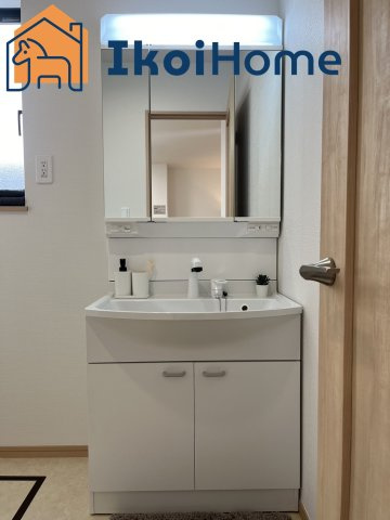 明石市松が丘3丁目　A号棟　新築戸建の洗面所|◆同社施工例◆洗面台はお化粧をする時にも便利な３面鏡＆お掃除の際にも便利なハンドシャワータイプです。