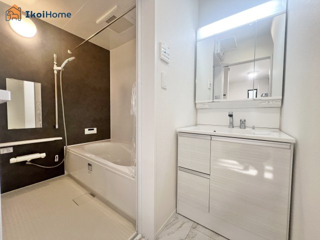 明石市松が丘3丁目　A号棟　新築戸建の洗面所|【ホームページに現地動画掲載中】●年中無休：当日予約可●お化粧をする時に便利な３面鏡。