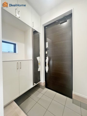 明石市松が丘3丁目　A号棟　新築戸建の玄関|【ホームページに現地動画掲載中】●年中無休：当日予約可●コの字型の大型靴箱がございます！