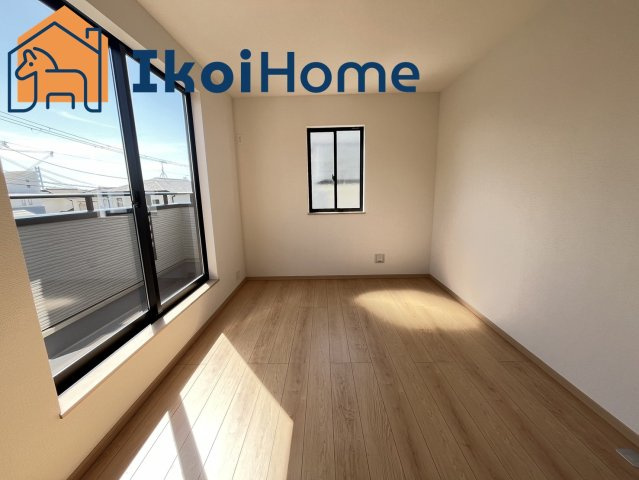 明石市松が丘3丁目　A号棟　新築戸建の寝室|◆同社施工例◆バルコニーに面した明るいお部屋です♪クローゼットも完備しております！