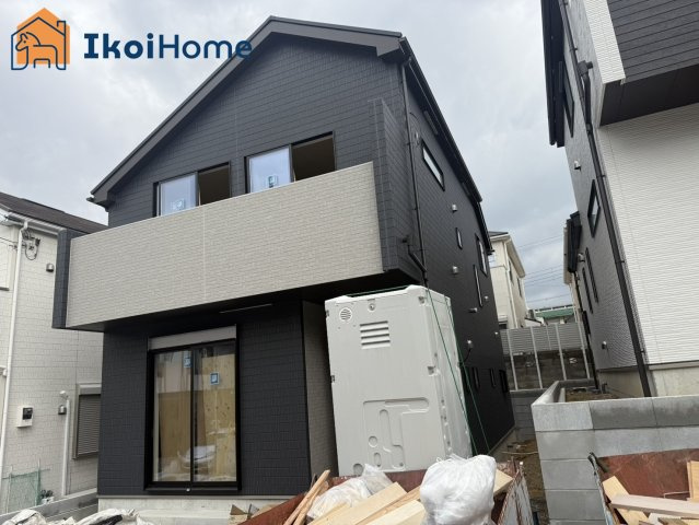 明石市松が丘3丁目　A号棟　新築戸建のエントランス|前面道路は幅員約5.9ｍとゆったりしており交通量も少なめなので、お車の出し入れも楽々安心です！