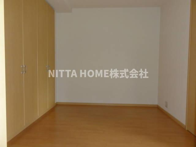 ウエスト　ヒル　（Ｗｅｓｔ　Ｈｉｌｌ）の居間・リビング|５帖の洋室のお部屋です(*^-^*)