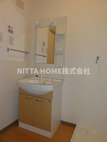 ウエスト　ヒル　（Ｗｅｓｔ　Ｈｉｌｌ）の洗面所|シャワー付きの洗面化粧台もあります♪