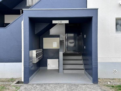 【エントランス】 | ビレッジハウス学文路1号棟 | 清潔なエントランスです