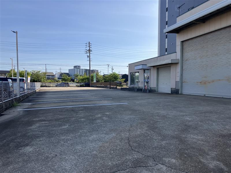 東郷町四丁目倉庫付き貸店舗の駐車場