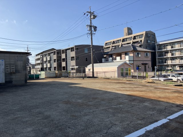 東郷町四丁目倉庫付き貸店舗の駐車場