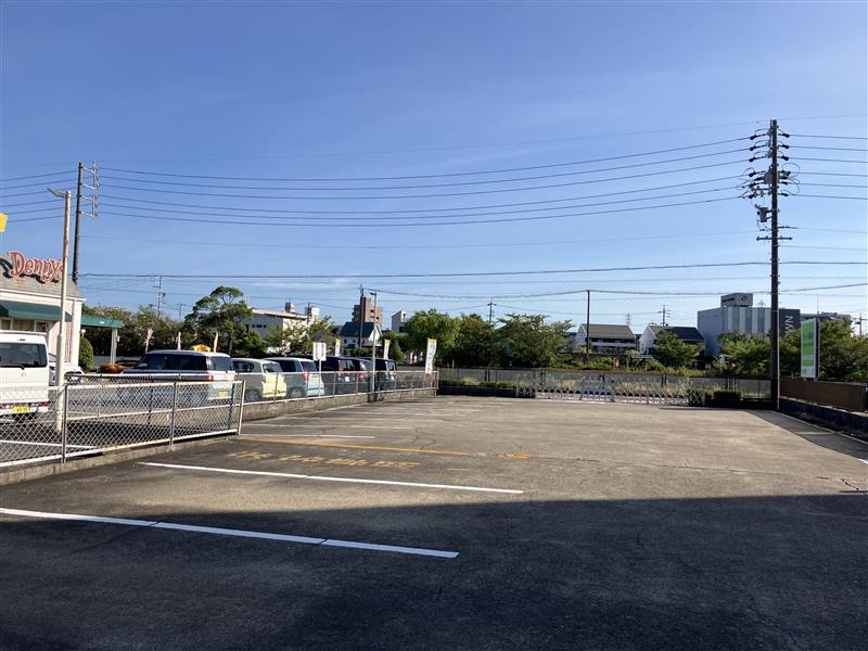 東郷町四丁目倉庫付き貸店舗の駐車場