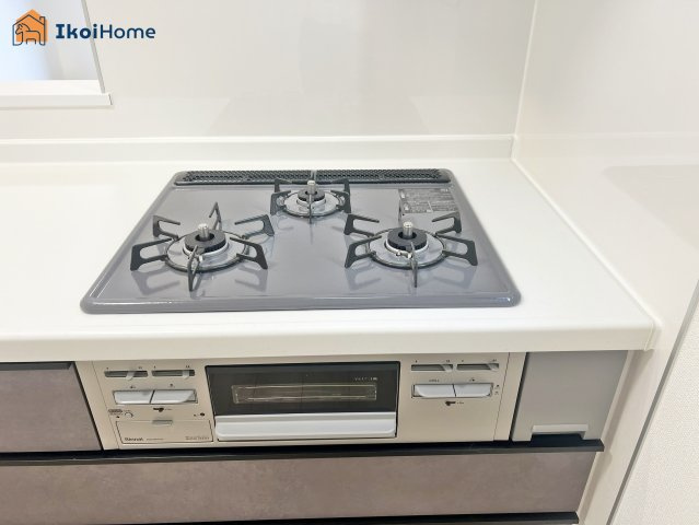 明石市松が丘3丁目　B号棟　新築戸建のキッチン|【ホームページに現地動画掲載中】●年中無休：当日予約可●三口コンロには火口にＳＩセンサーを搭載！