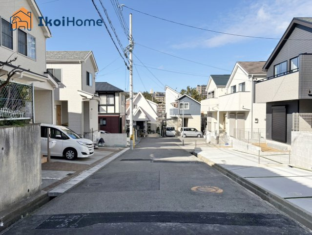 明石市松が丘3丁目　B号棟　新築戸建の前面道路含む現地写真|【ホームページに現地動画掲載中】●年中無休：当日予約可●おしゃれな外観で住みたくなるお家♪