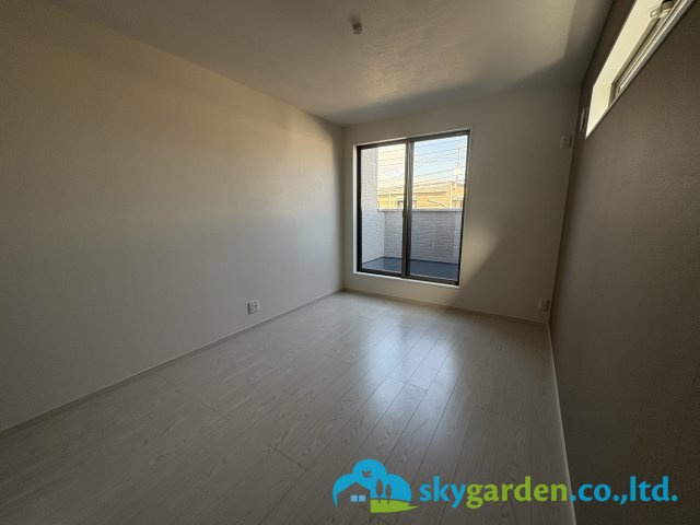 鎌倉市台2期　新築戸建　全2棟2号棟の寝室|落ち着いた色合いの壁。寝室にいかがでしょうか