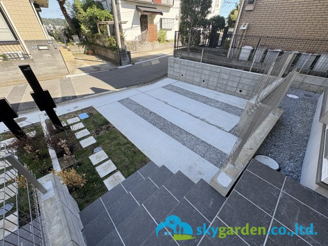 鎌倉市台2期　新築戸建　全2棟2号棟の駐車場|車種により並列2台駐車可