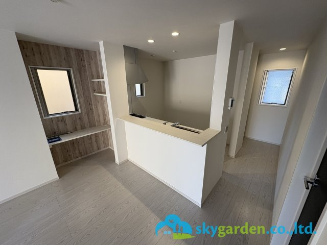 鎌倉市台2期　新築戸建　全2棟2号棟の内装|ダイニング袖にワークスペースがあります