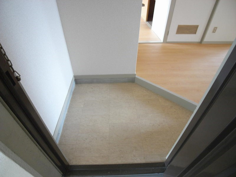 八城マンションの玄関