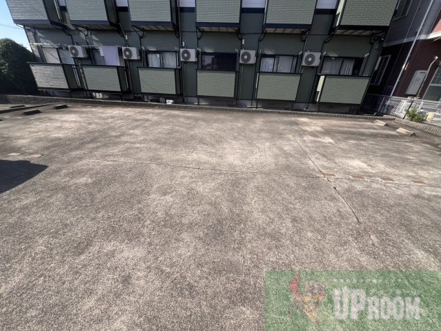 アヴニール柏井の駐車場