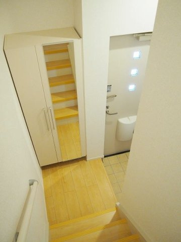 Ｔ・ＫレジデンスⅠ　　　刈谷市近郊の賃貸はクラスホーム刈谷店の玄関|収納もある玄関です