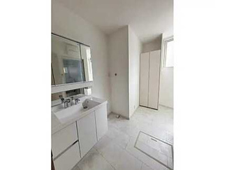 【独立洗面台】 | 安佐南区緑井7（七軒茶屋駅）全3区画　NO1 | 三面鏡付きの洗面台は、メイクもドライヤーも余裕のスペースです。