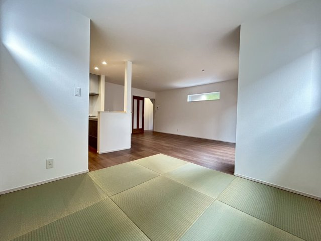 ファーストタウン　丹羽郡第2扶桑町高雄柳前　全２区画分譲の居間・リビング|和室コーナーからリビングを見渡すことができます。