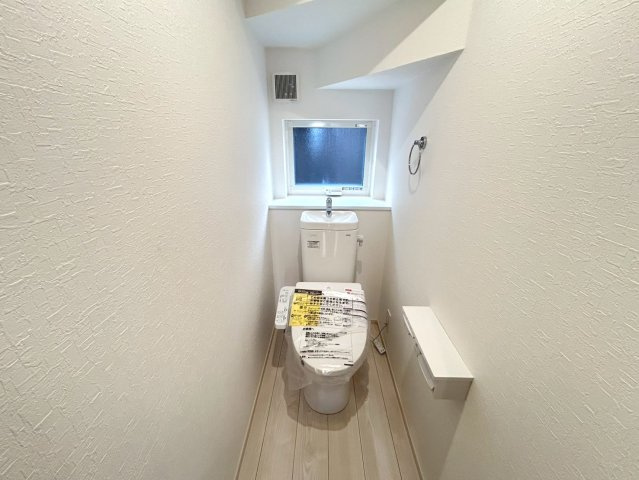 ファーストタウン　丹羽郡扶桑町高雄柳前第２　全２区画分譲の独立洗面台|ミラー扉の内側がすべて収納スペースになっています。リフトアップシャワーを採用し両手が自由に使えます。