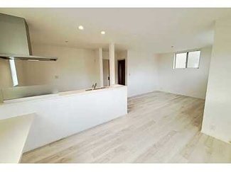 【居間・リビング】 | 安佐南区東野2（安東駅）NO1 | 大きな窓が設置された17.4帖リビング☆
対面式のキッチンでリビングが見渡せるので、お子様やご家族の様子が見えて安心です♪