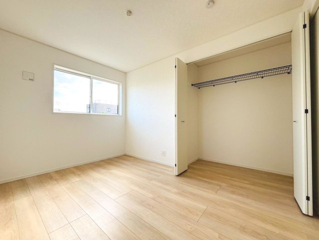 クワイエ　瑞穂市野田新田第1　全2区画分譲の独立洗面台|床材に受ける様々な傷や、温度・湿度変化による、クラックの発生を大幅に抑える特殊加工を施工済みです。
水栓はリフトアップできて両手が使えます。またハンドシャワーでも使えます。