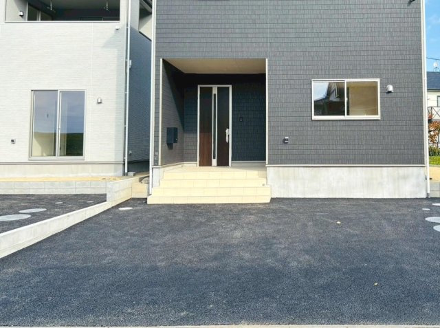 クワイエ　瑞穂市野田新田第1　全2区画分譲の寝室|全居室にたっぷり収納できる大型収納を設置。窓ガラスは、断熱性能や結露防止効果の高いペアガラスを採用！
高い断熱性と共にガラス面の結露対策にも効果を発揮し湿気によるカビの発生を抑止します。