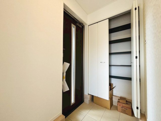 クワイエ　瑞穂市野田新田第1　全2区画分譲の洋室|建具やクロスなどをトータルデザインでコーディネートしており、室内に落ち着きと安らぎを与えてくれます。
全居室収納付き！寝室やお子様のお部屋がスッキリ片付きます。