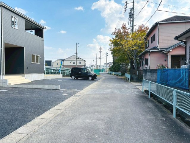 クワイエ　瑞穂市野田新田第1　全2区画分譲の玄関|玄関ドアの取手ハンドル部分にセンサーがついて、カードタイプ・シールタイプのキーで施錠が可能で便利です。
お買い物の荷物で手が塞がっていても、楽々開錠できます。毎日の外出前の時間も短縮されて快適です！