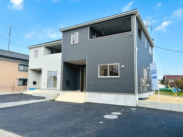 クワイエ　瑞穂市野田新田第1　全2区画分譲の玄関|大容量のシューズ収納付きで玄関周りもすっきり！玄関ドアからの光が玄関ホールを明るくしてくれます。